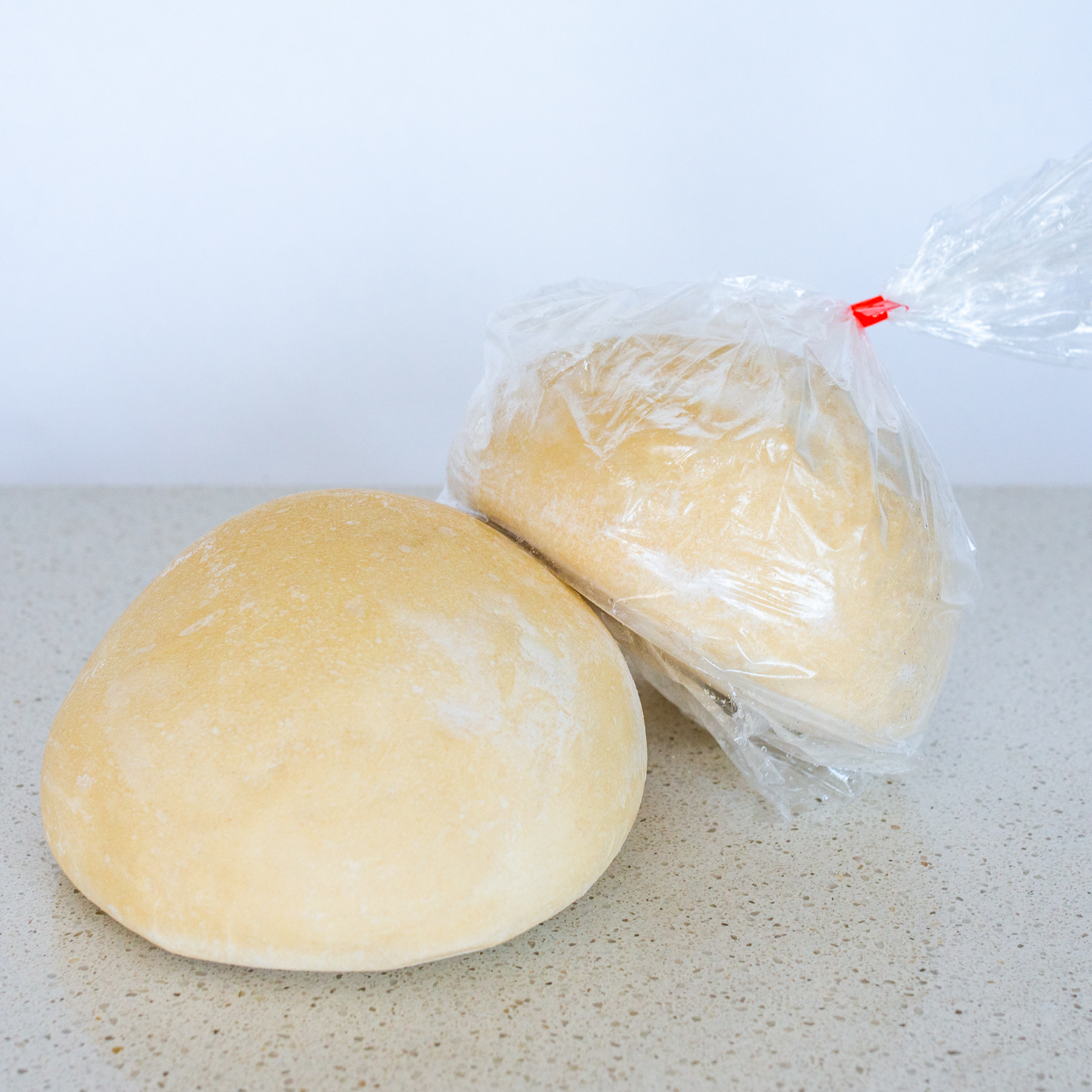 Mondo White Pizza Dough ea